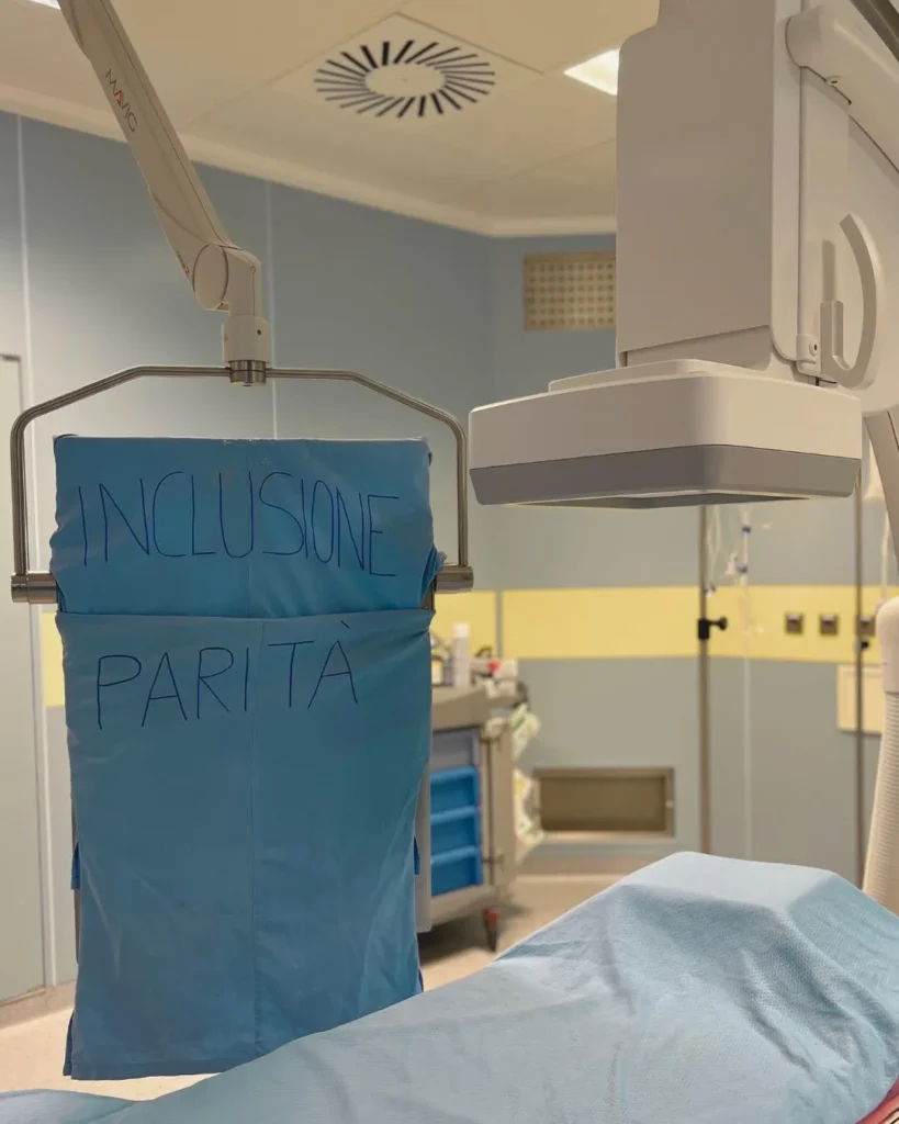 Sala angiografica con un telo che riporta la scritta Inclusione e parità